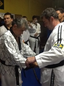 Mestre Pereira entregando a faixa preta para Dr André Carlos de Oliveira