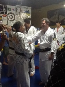Dr André Carlos de Oliveira,ao receber sua faixa preta agradeçe ao Mestre Pereira